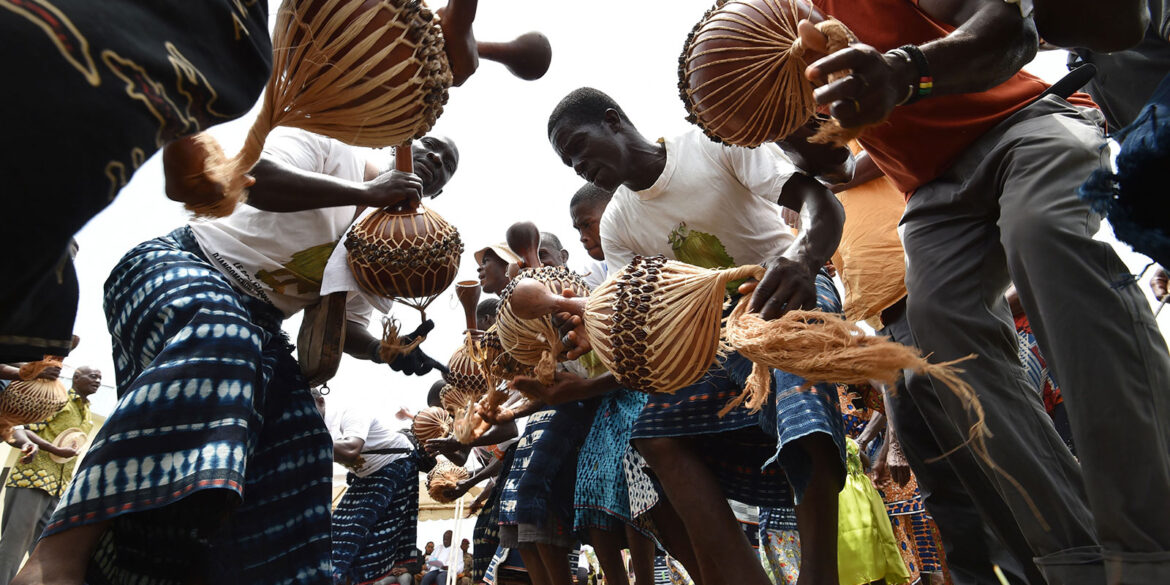 228414 1600x1065 goly dancers and music