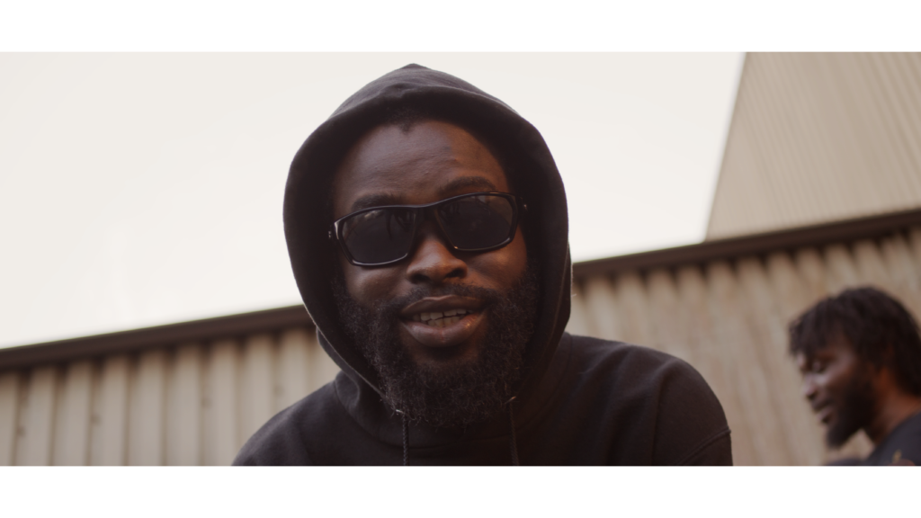 Cut away.00 02 04 10.Still011